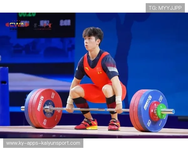 举重运动员上台前互扇巴掌“提神”