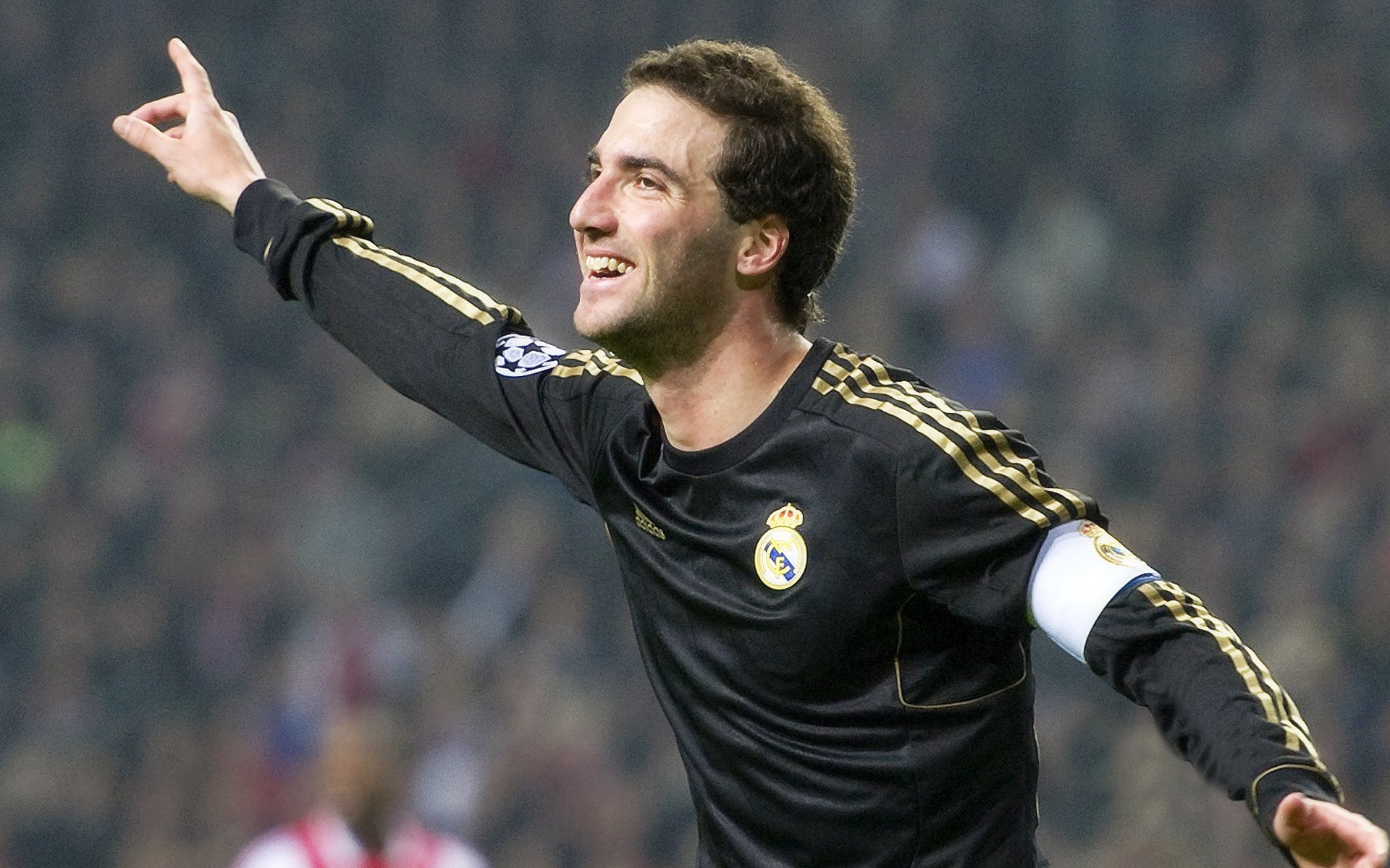 亚洲一哥!踢疯了,12场10球!,亚洲一哥是谁